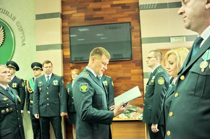 В Смоленской таможне приняли присягу и вручили награды