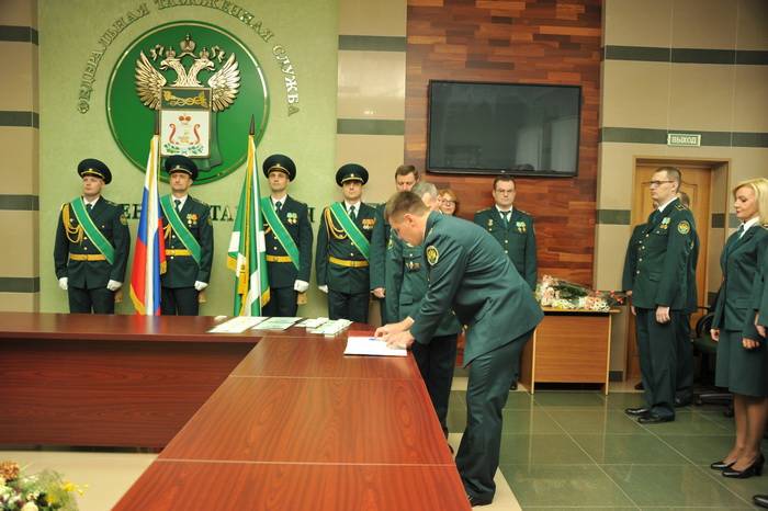 В Смоленской таможне приняли присягу и вручили награды